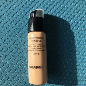 Chanel Perfection Lumiere foundation 10 Beige
